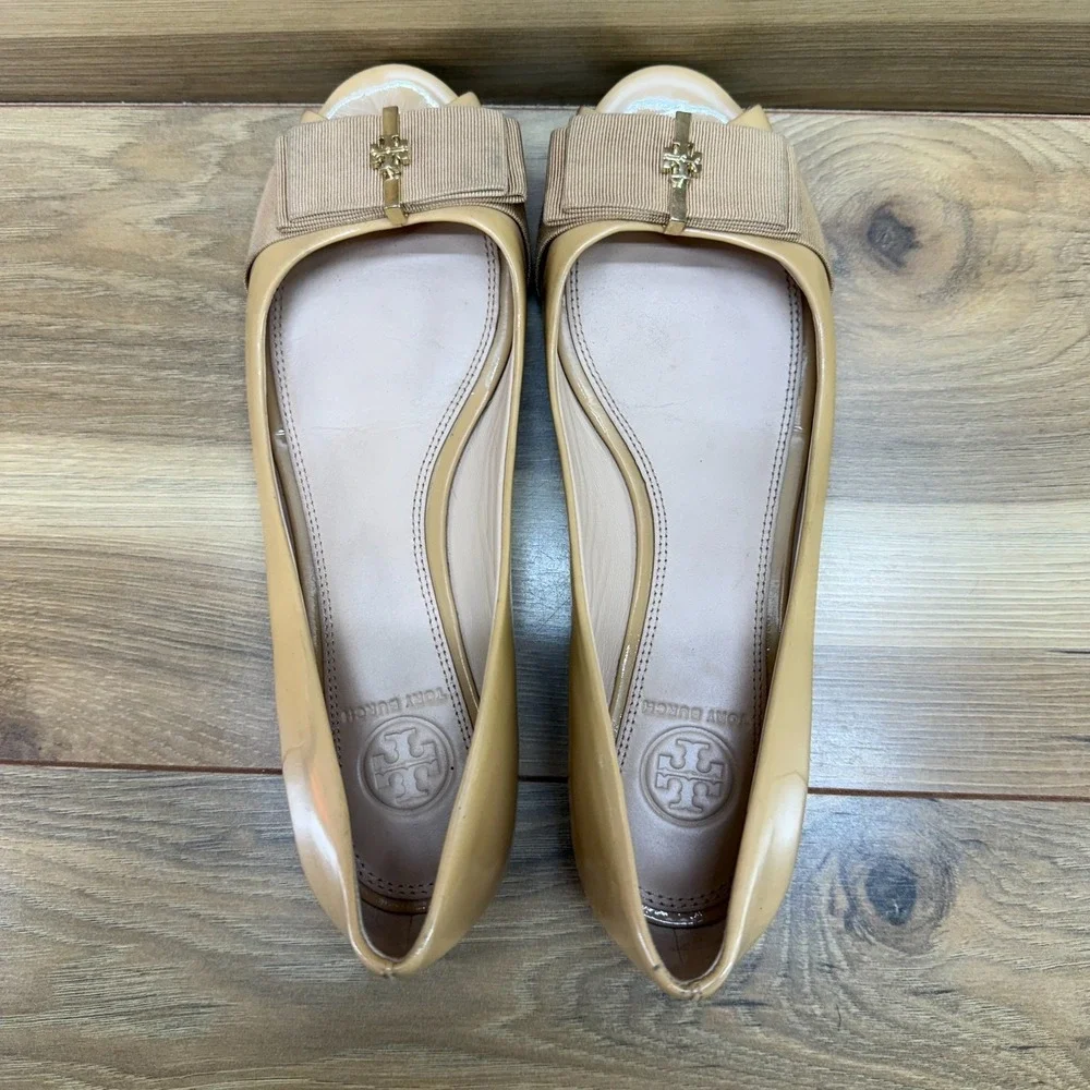 Tory Burch Trudy Peep Toe Flats 6.5 M Nude Tan Patent Leather Bow Gold logo